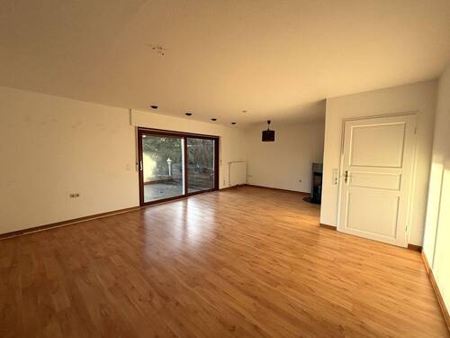 Wohn-Esszimmer mit Schiebetür zur Terr. - 