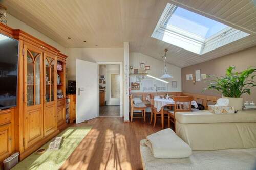 Wohnzimmer Blick zur Diele - Naturnah und dennoch zentral - ruhige DG-Wohnung mit Gartenanteil in einem Zweifamilienhaus