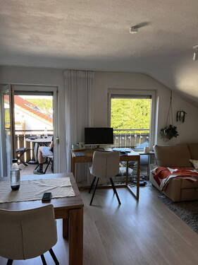 Wohnzimmer mit Balkonzugang - Behagliche 2-Zimmer-Dachgeschoßwohnung in Gerlingen
