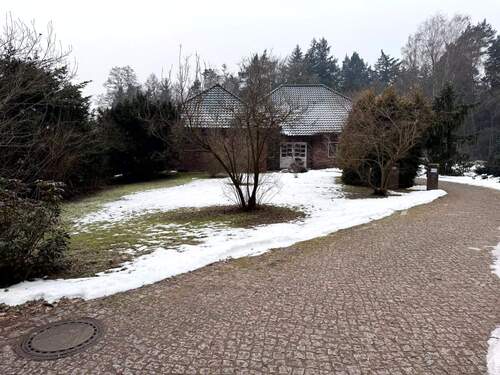 Auffahrt/Straßenansicht - 