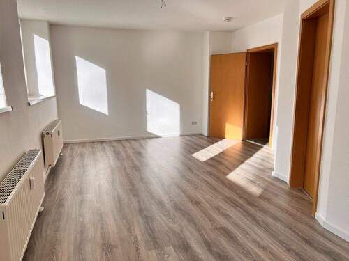 Wohnzimmer mit offener Küche (18) - 2 Zimmer Etagenwohnung zur Miete in Plauen