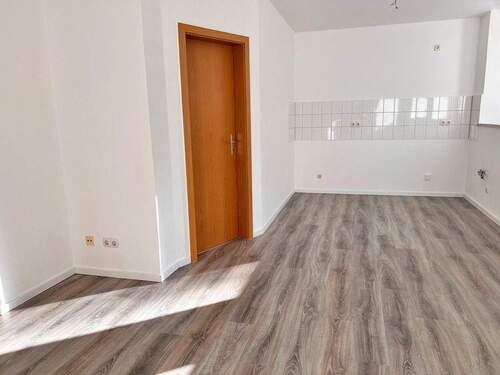 Wohnzimmer mit offener Küche (8) - 2 Zimmer Etagenwohnung in Plauen