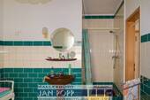 Tageslichtbad mit Wanne und Dusche - 