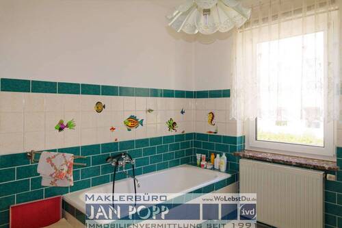 Tageslichtbad mit Wanne und Dusche - 