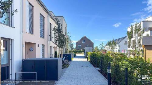 Referenz 1 - Sofort bezugsfertig! Real geteiltes 4-Zi-RMH mit Photovoltaik und 2 TG-Stellplätzen mit Direktzugang