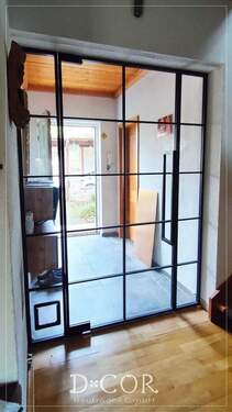 Flur mit eleganter Stahl-Glas-Lofttür - 