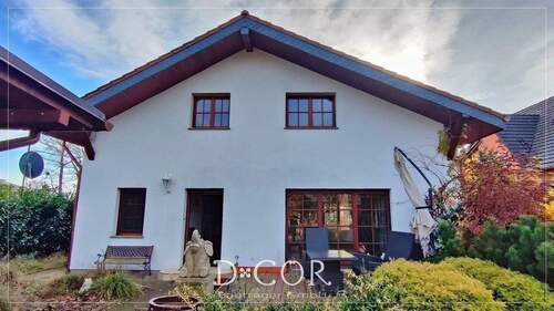 Hauseingang und Terrasse, Gartenseite - 