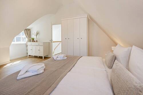 ... mit viel Tageslicht und Stauraum - 