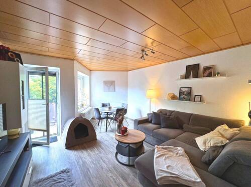 Wohnzimmer - Charmante 3-Zimmer-Wohnung mit Balkon & moderner Ausstattung in Salzgitter-Lebenstedt