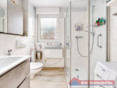 Modern gestaltetes Badezimmer mit komfortabler Dusche - 
