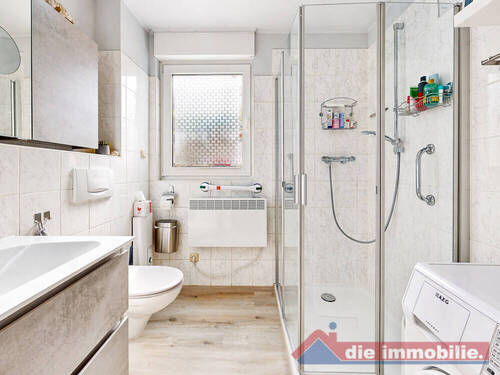 Modern gestaltetes Badezimmer mit komfortabler Dusche - 