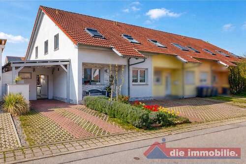 Straßenseitige Ansicht mit Carport und Zugang - 