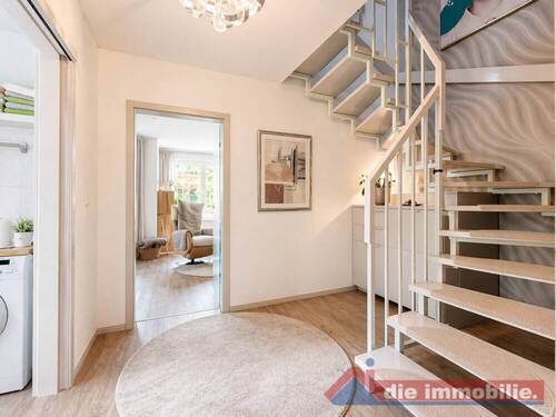 Repräsentativer Eingangsbereich mit stilvoller Treppenführung - 5 Zimmer Reihenendhaus zum Kaufen in Irxleben