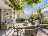 Sonnige Terrasse mit geschützter Pergola - 