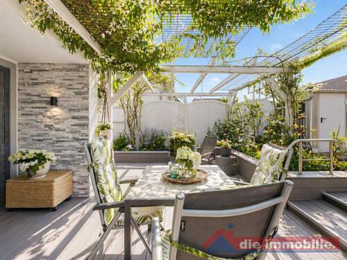 Sonnige Terrasse mit geschützter Pergola - 