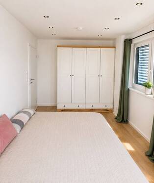 Schlafzimmer Blick Richtung Kleiderschrank - 