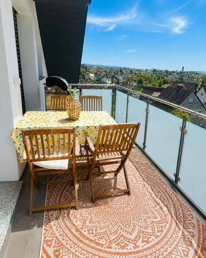 Balkon Blick Richtung Tisch - 