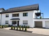 Außenansicht - Hochwertige 3-Zimmer-Dachgeschosswohnung mit Balkon, Einbauküche und Garage in Petersberg