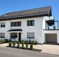 Hochwertige 3-Zimmer-Dachgeschosswohnung mit Balkon, Einbauküche und Garage in Petersberg