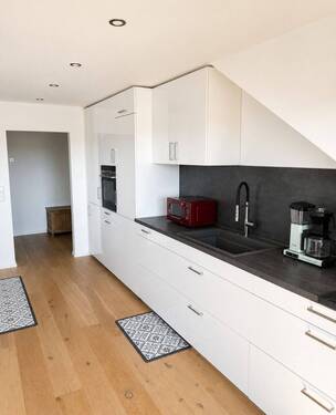 Küche Blick Richtung Flur - 3 Zimmer Etagenwohnung in Petersberg