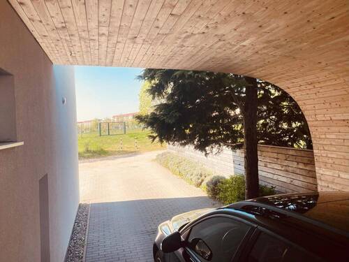 Carport am Haupteingang - 