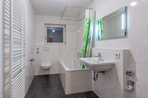 Bad mit Badewanne im UG - 