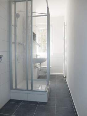Bad mit Dusche - 1 Zimmer Etagenwohnung in Döbeln