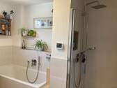 Bad mit Wanne und Dusche - 