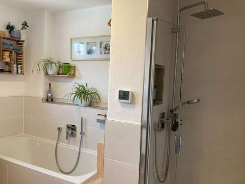 Bad mit Wanne und Dusche - 