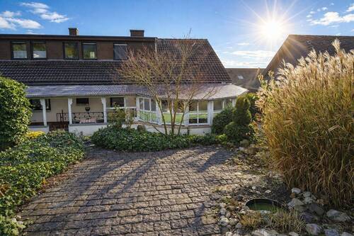 Gartenseite mit Wintergarten - 7 Zimmer Einfamilienhaus in Hetzerath / Erlenbach
