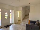 Hauseingang mit Treppenaufgang DG - Einfamilienhaus mit 203,00 m&sup2; in Syke zum Kaufen