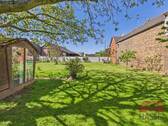 Mit Gartenhaus und zwei Terrassen - 