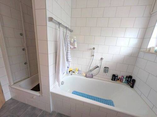 Bad mit Dusche und Wanne - 