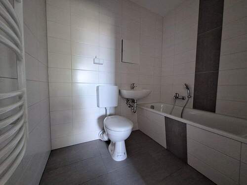 gefliestes Bad mit Wanne (Beispiel) - 