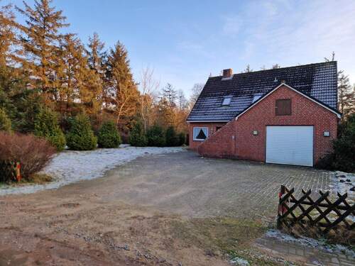 Zufahrt und Garage - 