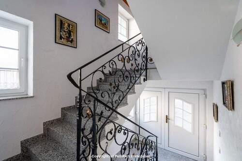 Treppenhaus - 7 Zimmer Einfamilienhaus zum Kaufen in Marxzell / Pfaffenrot