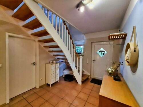 Eingangsbereich mit Aufgang in das OG - 5 Zimmer Einfamilienhaus in Schneverdingen