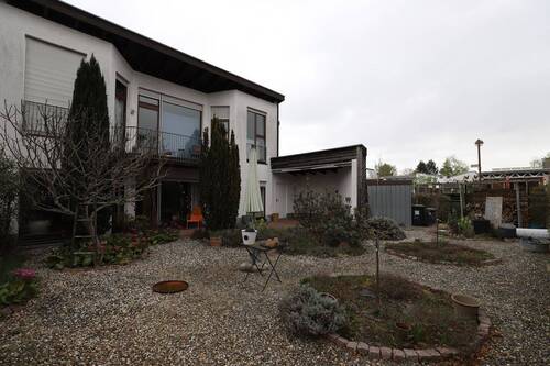 Aussenansicht Rückseite - **VISTA Immobilien** Besonderes Wohnerlebnis: Offene Galerie, Kamin & sonniger Garten