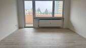 Wohnzimmer.jpeg - Fürth-Ronhof ! Sehr helle und geräumige 3-ZW, 71 m², EBK, Balkon, 3.OG mit Aufzug.