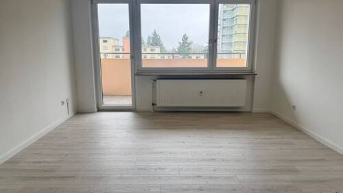 Wohnzimmer.jpeg - Fürth-Ronhof ! Sehr helle und geräumige 3-ZW, 71 m², EBK, Balkon, 3.OG mit Aufzug.