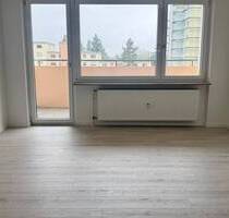 Fürth-Ronhof ! Sehr helle und geräumige 3-ZW, 71 m², EBK, Balkon, 3.OG mit Aufzug.
