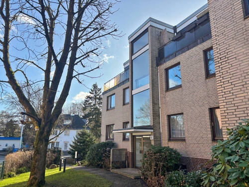 Charmante Aussenfassade - Helle Eigentumswohnung in Hummelsbüttel - Mit Balkon, Schwimmbad und Sauna