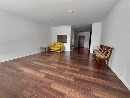 Helles Wohnzimmer mit Laminat und offenem Flur - Etagenwohnung mit 52,00 m² in Hamburg zum Kaufen