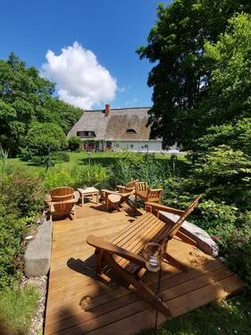 Terrasse am Teich mit Blick aufs Haus - 