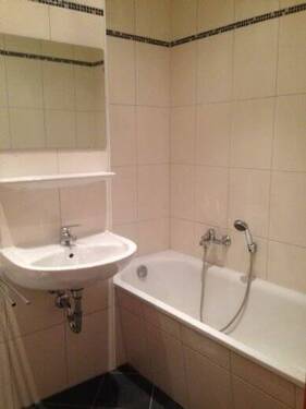 Bad - 3 Zimmer Etagenwohnung zur Miete in Chemnitz