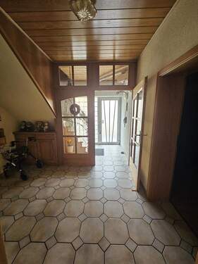 Eingangsbereich - 9 Zimmer Mehrfamilienhaus, Wohnhaus zum Kaufen in Prosselsheim