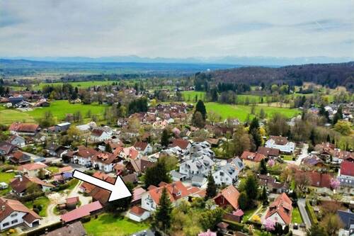 Luftbild mit Blick in die Berge - 