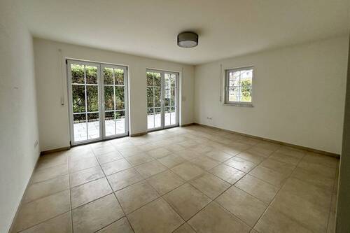 Helles Wohnzimmer, Terrasse - 3 Zimmer Etagenwohnung in Dießen