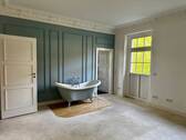 Elternschlafzimmer mit freistehender Badewanne und Bad en suite - 