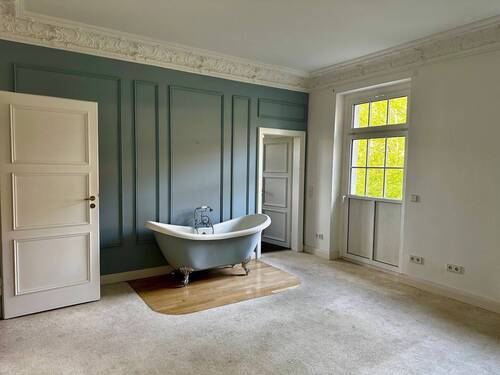 Elternschlafzimmer mit freistehender Badewanne und Bad en suite - 